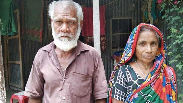 টাঙ্গাইলে জমির জন্য বাবা-মাকে পিটিয়ে আহত করল ছেলে - Ekotar Kantho