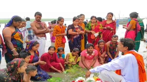 পাপ মোচনে যমুনায় গঙ্গাঁস্নানোৎসবে পূর্ণ্যার্থীদের ঢল - Ekotar Kantho